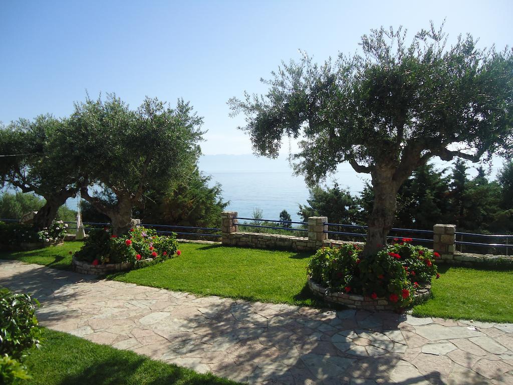 Tasos Koutsoubos Apartment *
